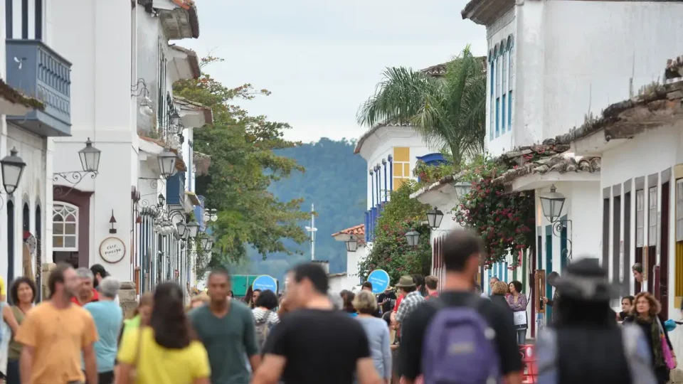 Começou! Festa Literária Internacional movimenta Paraty a partir desta quarta