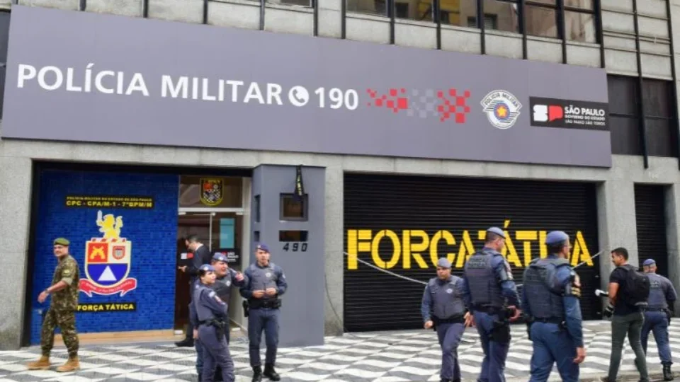 Imóveis ocupados no centro de SP são alvos de ações da Polícia Militar