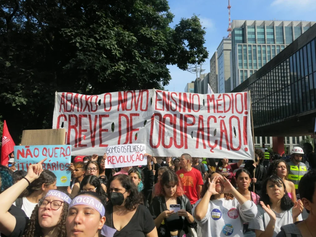 Movimentos estudantis pedindo a revogação do Novo Ensino Médio em manifestação na Avenida Paulista, São Paulo, em 2023. | Foto: reprodução de Nova Democracia