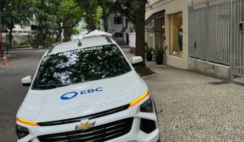 Carro da EBC, empresa do governo federal, é flagrado estacionado na calçada no RJ