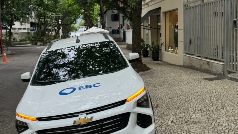 Carro da EBC, empresa do governo federal, é flagrado estacionado na calçada no RJ