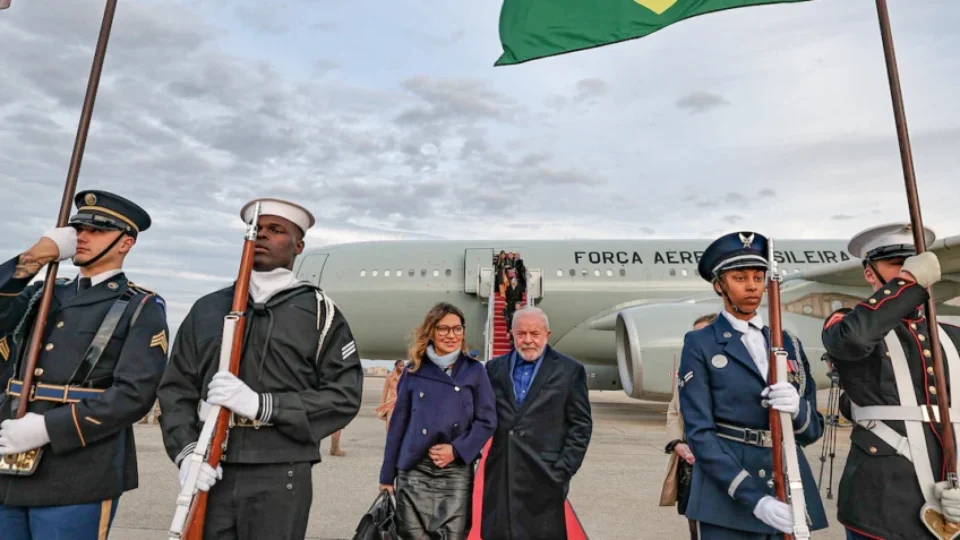 Governo põe sigilo sobre lista de passageiros de voo de Lula que parou em SP