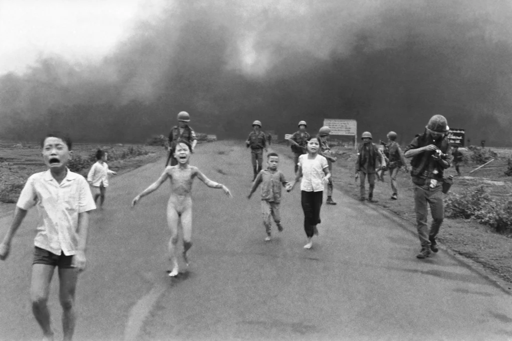 A foto de crianças fugindo após um ataque de Napalm é uma das imagens clássicas da Guerra do Vietnã e serviu para mudar a opinião pública nos Estados Unidos a respeito do conflito. Crédito: Nick Ut/AFP