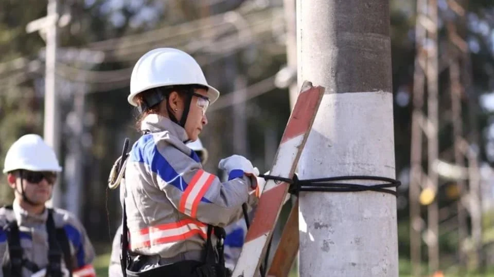 Mesmo após o apagão em novembro de 2023 e o compromisso em aumentar a mão de obra, a Enel demorou a contratar mais funcionários. Crédito: Divulgação