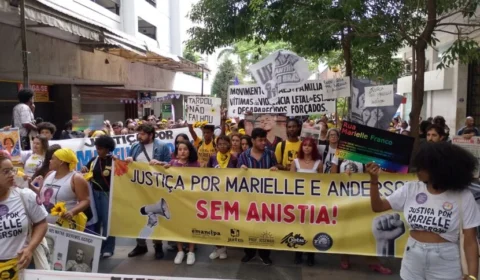 Protesto pede justiça por Marielle e Anderson antes de julgamento