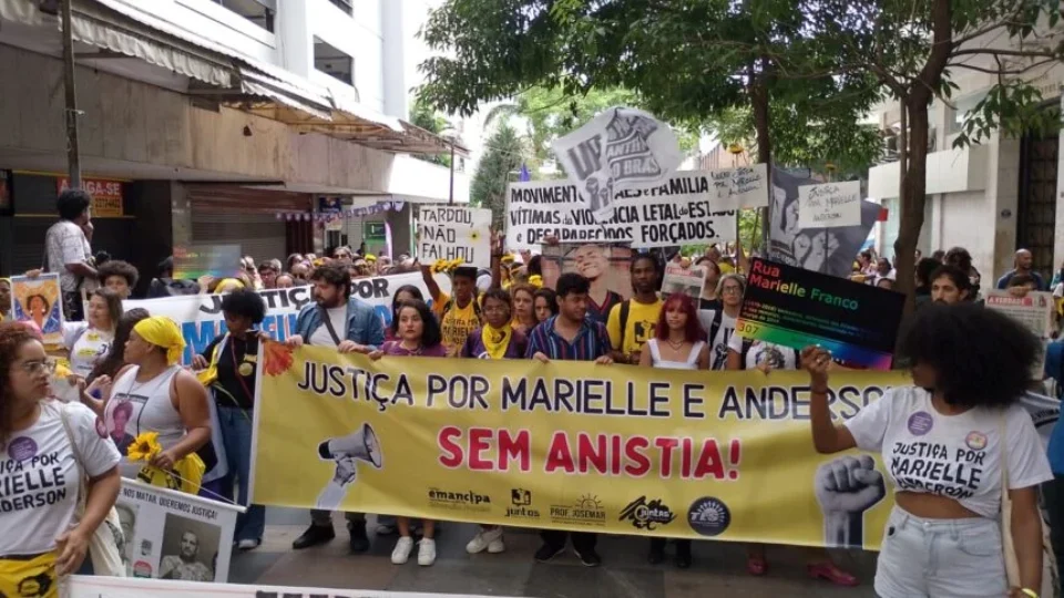 Protesto pede justiça por Marielle e Anderson antes de julgamento