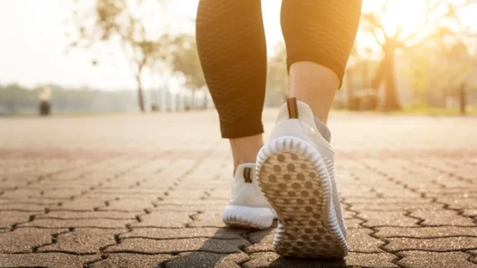 Pausas de 10 segundos em caminhadas ajudam a queimar calorias, diz estudo