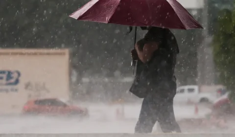 Mais de 10 estados estão sob alerta de perigo para chuvas e tempestades