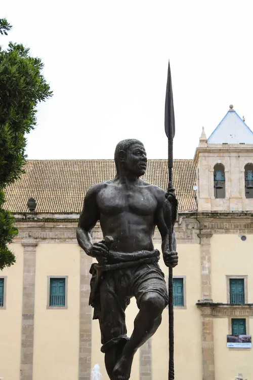 Estátua em Salvador (BA) em homenagem a Zumbi dos Palmares. Crédito: Creative Commons