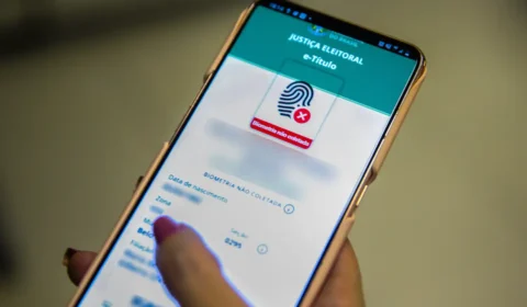 Sistema para justificar voto congestiona e TSE nega instabilidade