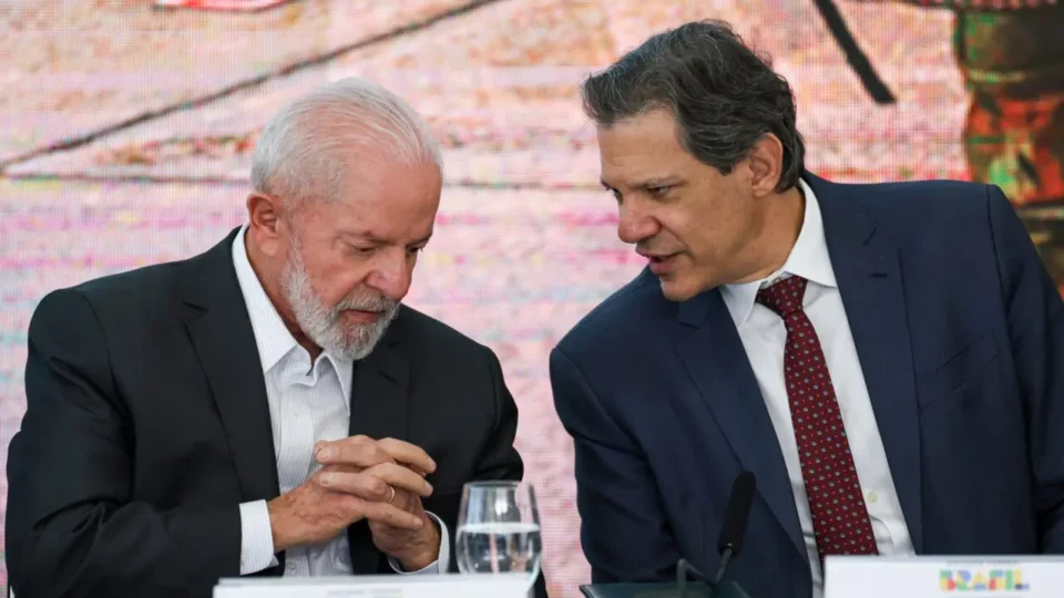 Intelectuais e ex-ministros assinam manifesto contra corte de gastos do governo Lula