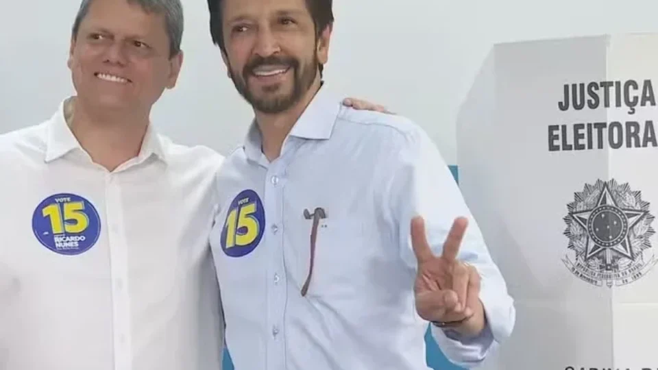 Campanha de Boulos pede inelegibilidade de Tarcísio e cassação de Nunes por referência ao PCC