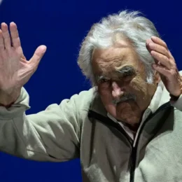 ‘Quando meus braços se forem, haverá milhares de braços na luta’, diz Pepe Mujica em tom de despedida