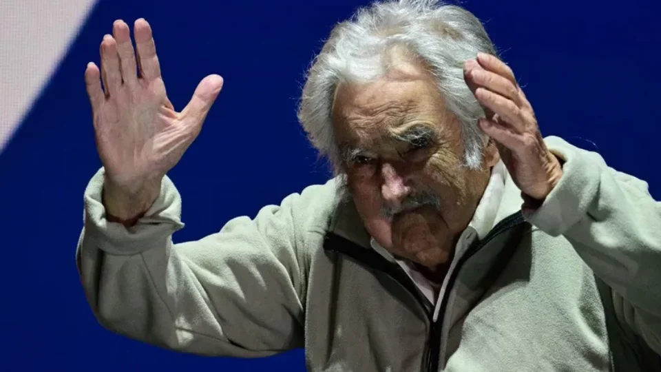 ‘Quando meus braços se forem, haverá milhares de braços na luta’, diz Pepe Mujica em tom de despedida