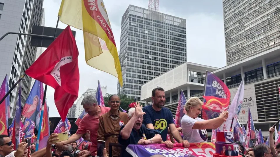 Na Av. Paulista, Boulos pede esforço por virada: ‘A gente tem 24 horas para virar voto’