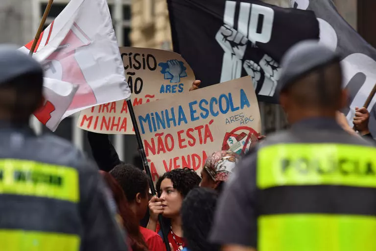 leilão escolas são paulo - protesto