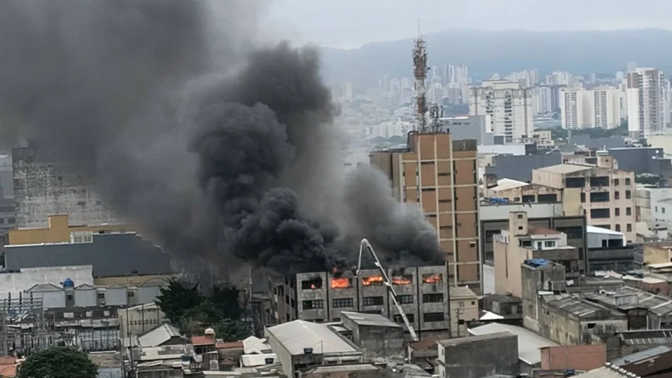 Incêndio atinge o Shopping 25 Brás, no centro de SP