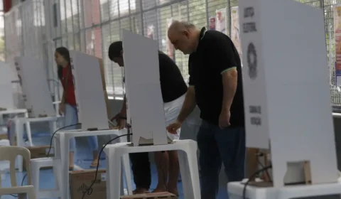 Eleitores vão às urnas em 51 cidades neste domingo