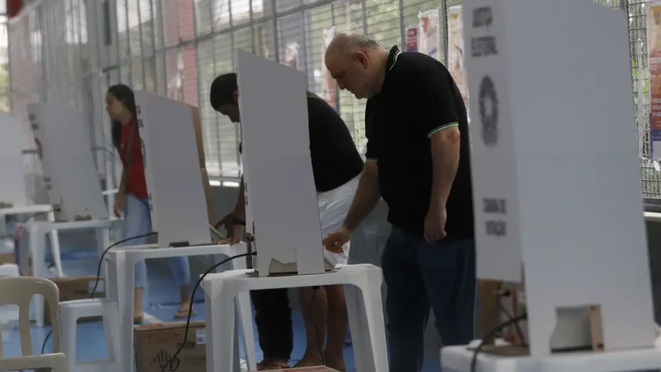 Eleitores vão às urnas em 51 cidades neste domingo