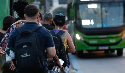 ‘Quiet quitting’: empresas desperdiçam talentos ao evitar trabalho híbrido, diz estudo