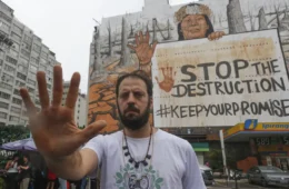 Cinzas de queimadas e lama do RS formam mural em São Paulo