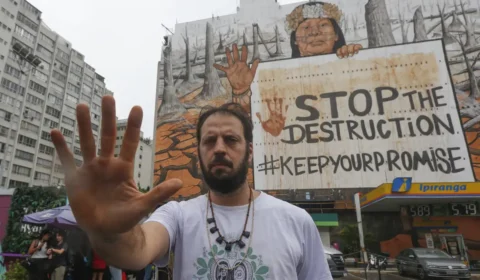 Cinzas de queimadas e lama do RS formam mural em São Paulo