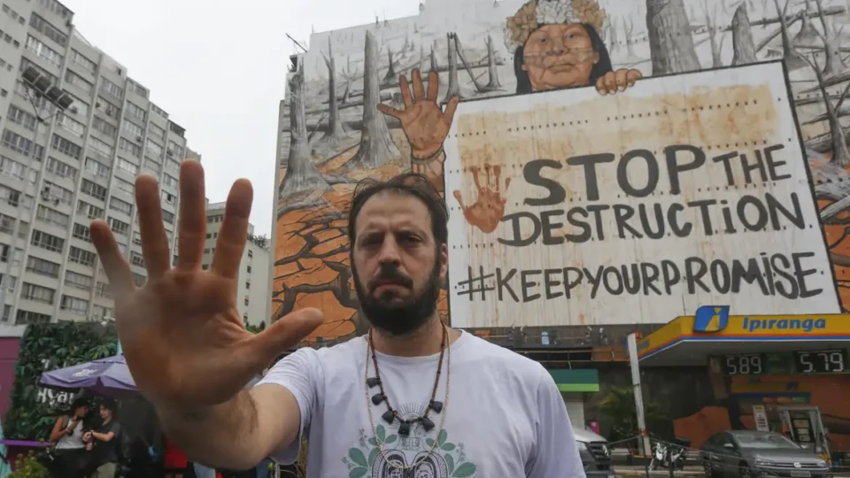 Cinzas de queimadas e lama do RS formam mural em São Paulo