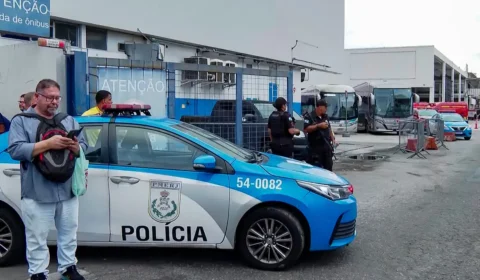 Criminosos sequestram 9 ônibus para fechar rua durante operação no Rio