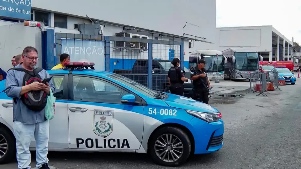 Criminosos sequestram 9 ônibus para fechar rua durante operação no Rio