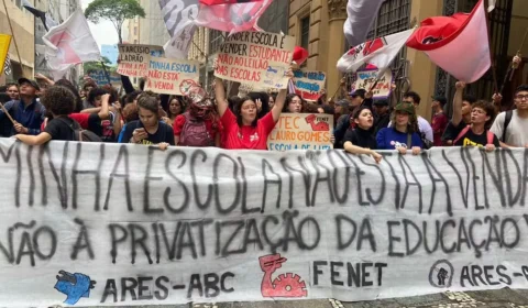 Manifestantes protestam contra leilão da PPP das escolas em São Paulo