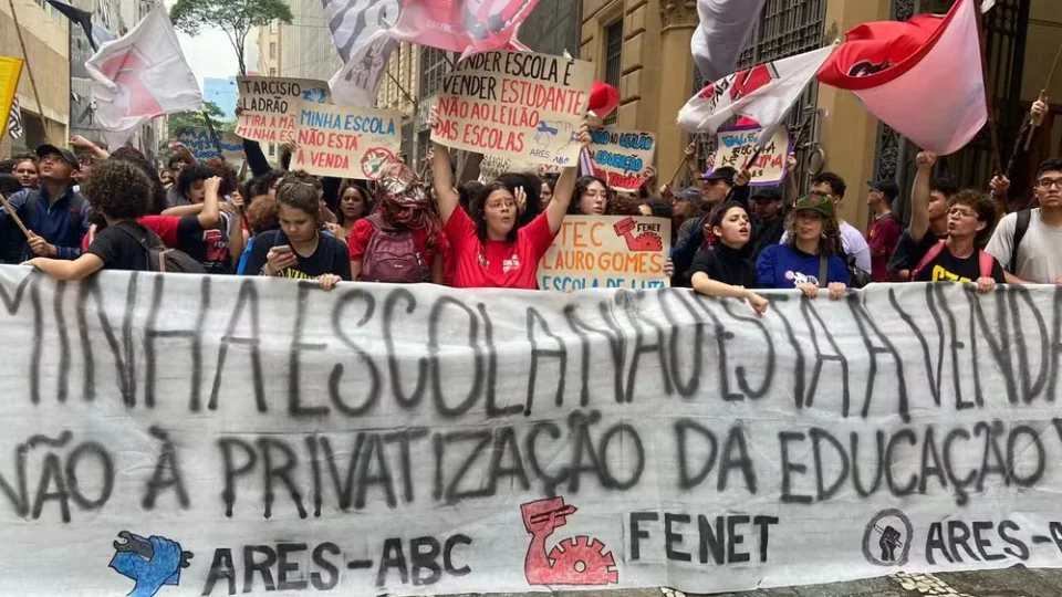 Manifestantes protestam contra leilão da PPP das escolas em São Paulo