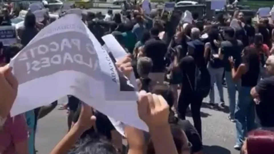 Professores em greve no RJ fazem manifestação e são reprimidos pela PM