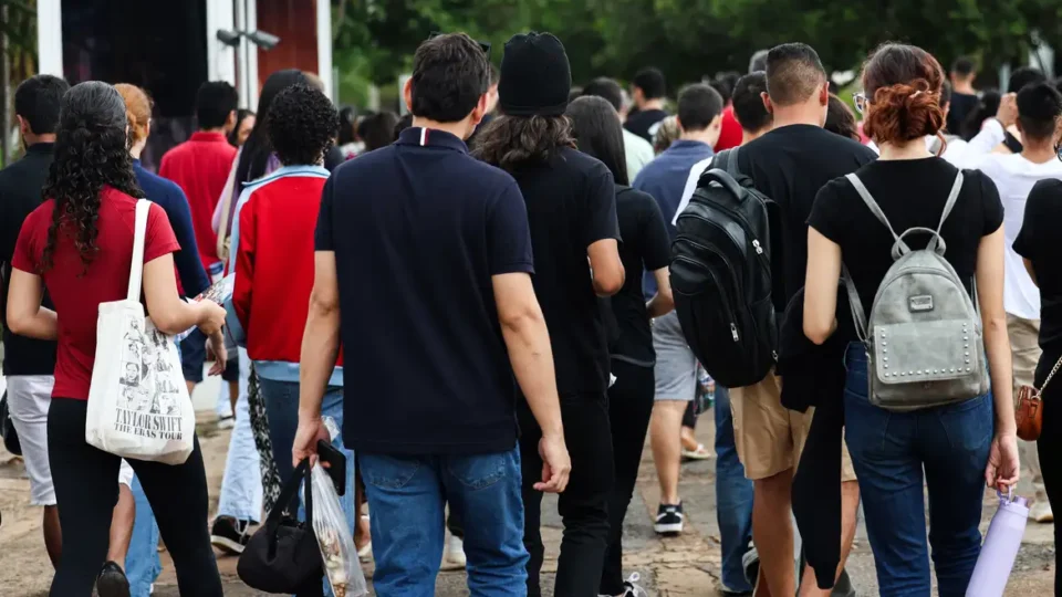 Enem tem questões sobre vacina da covid e microplásticos no 2º dia de prova