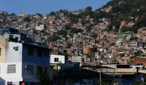 População de favela é mais negra e jovem que restante do país