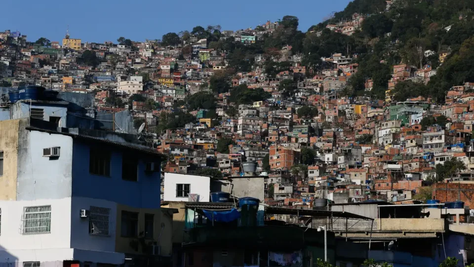 População de favela é mais negra e jovem que restante do país