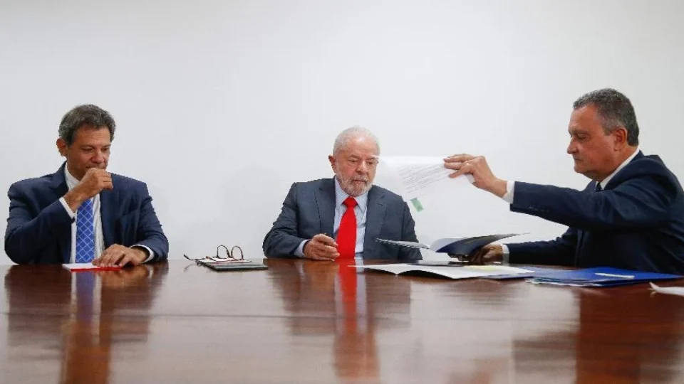 Para tratar sobre corte de gastos, Lula se reúne hoje com Haddad e Rui Costa