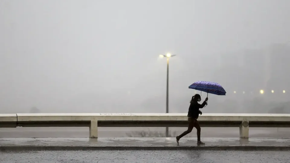 Semana começa com chuva forte na maior parte do Brasil e risco de temporais