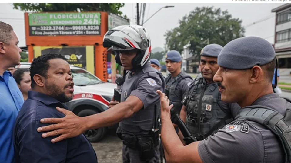 Velório de Ryan, de 4 anos, tem cerco a protesto e tensão entre PM e moradores em Santos