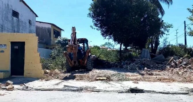 Despejo de escolinha de futebol, em área reivindicada pela família Machado. (Foto: TJCE)