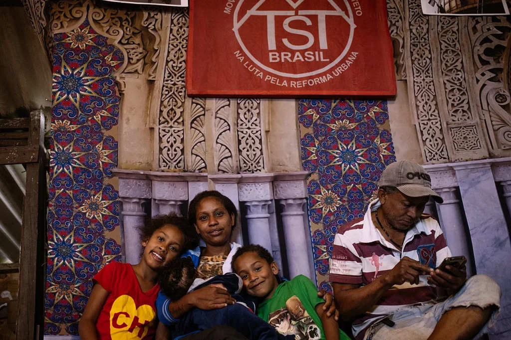 Família na Ocupação Nova Palestina do MTST em São Paulo. Foto: Tuane Fernandes