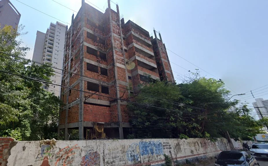 Prédio abandonado na rua Fonseca Lobo, área nobre de Fortaleza. (Foto: MPCE)