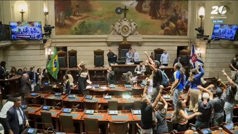 Servidores invadem o plenário da Câmara do Rio e encerram a votação; veja o vídeo