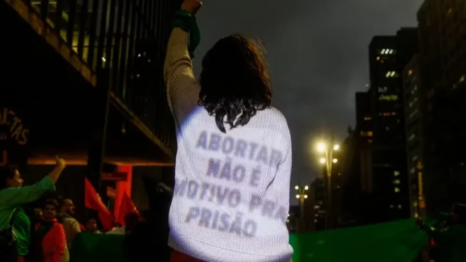 Deputados da esquerda conseguem adiar votação de PEC que proíbe aborto