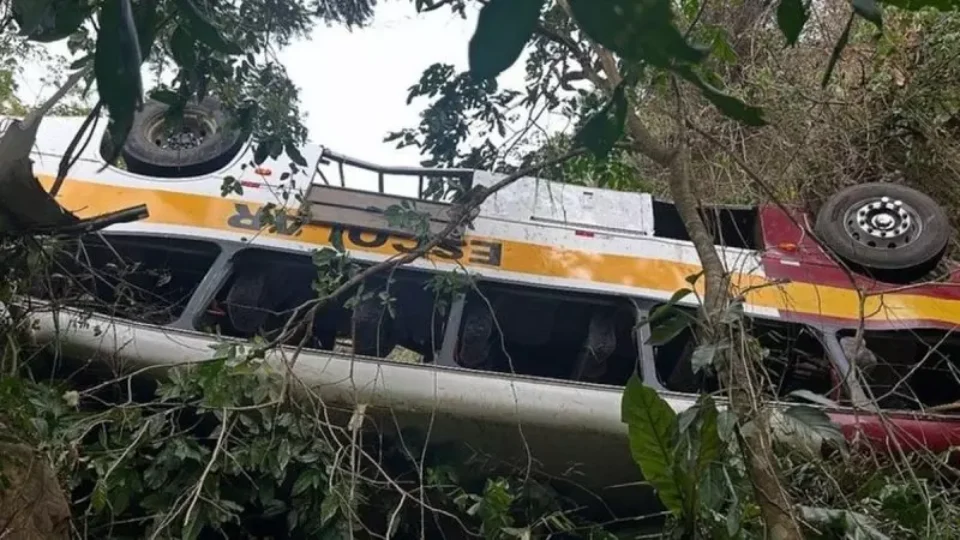 Acidente com ônibus deixa ao menos 18 mortos na região do Quilombo dos Palmares (AL)