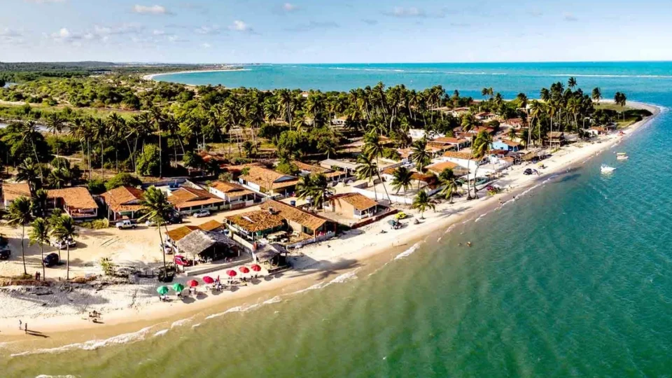 Cidade da Paraíba decreta calamidade pública por avanço do mar sobre casas