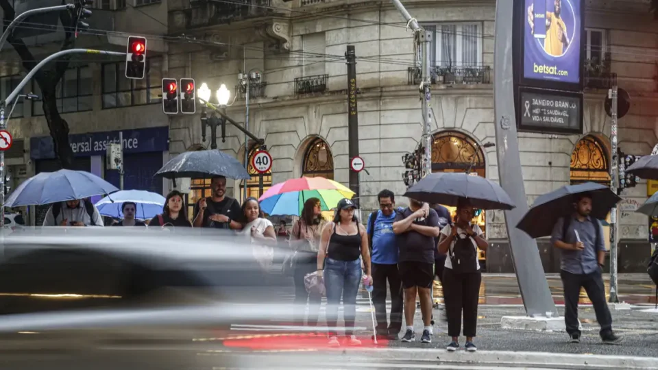 Frente fria provoca tempo instável e queda de temperatura