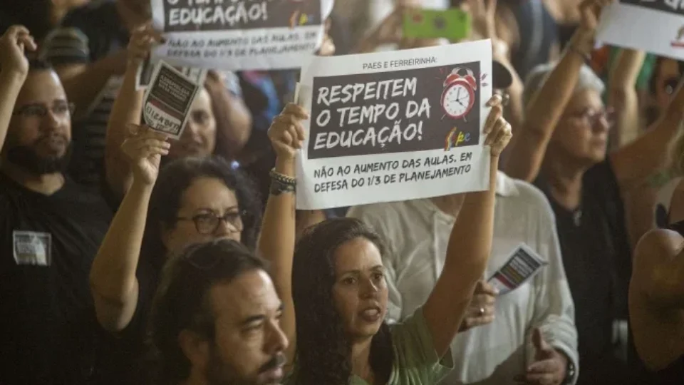 ‘Paes está atacando qualidade do ensino na rede municipal’, diz representante dos educadores do RJ