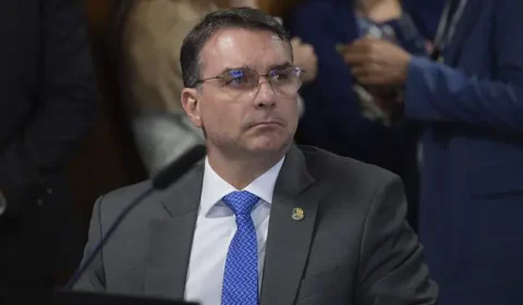 Flávio Bolsonaro posta no X mentira sobre morte do homem que explodiu bomba no STF