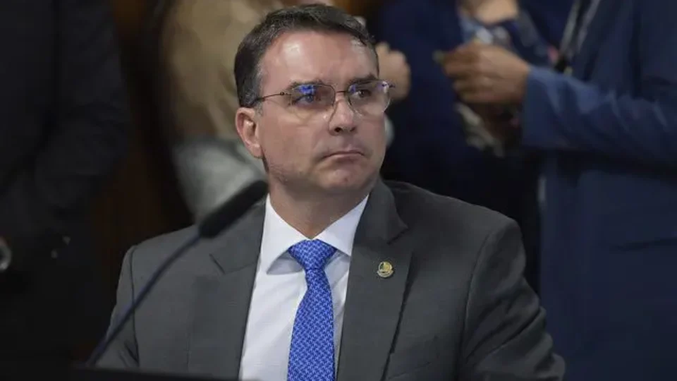 Flávio Bolsonaro posta no X mentira sobre morte do homem que explodiu bomba no STF