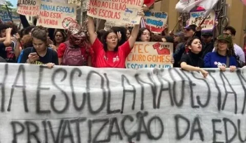 PMs entram em confronto com manifestantes contra leilão de escolas no centro de SP